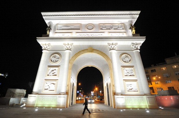 Новият символ на величието на Македония е "копи-пейстнат" от световноизвестна европейска столица, но нищо. Става дума за новата Триумфална арка в Скопие