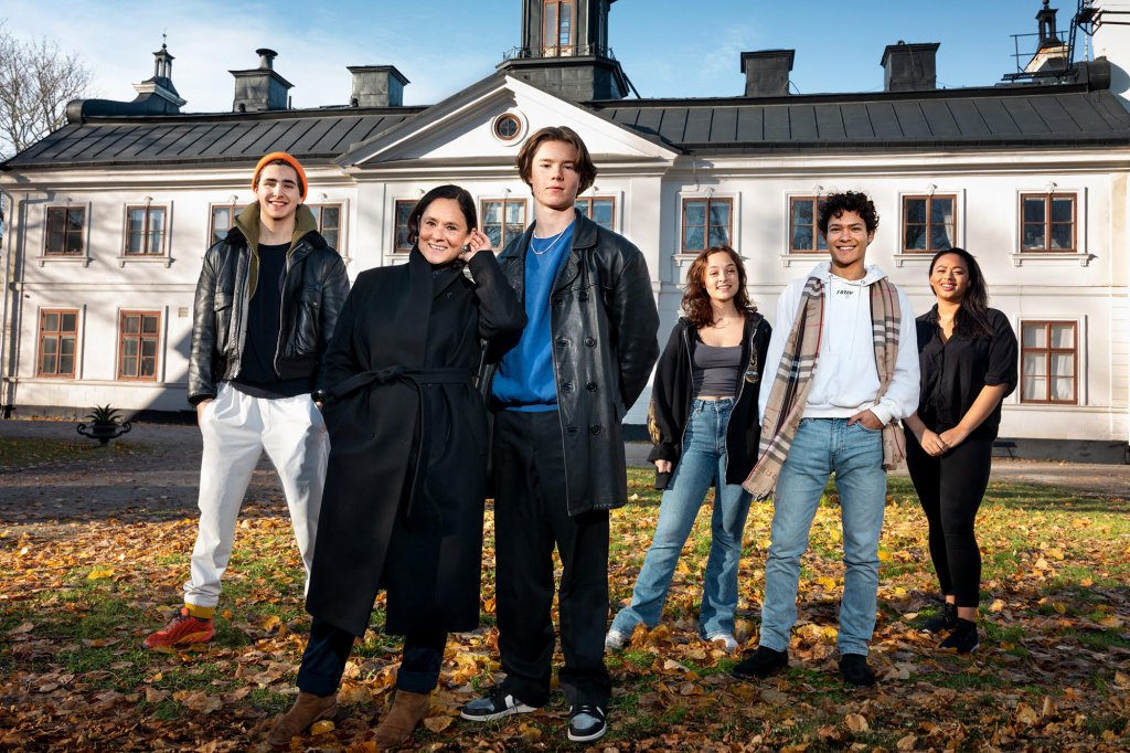 Young Royals (Netflix) - 1 юли
С драмите около Меган Маркъл, децата ѝ и цялостната ситуация в британското кралско семейство, темата за монархията отново е на мода. А монархии в Европа поне все още има достатъчно. Young Royals няма да открива топлата вода, а напротив - ще ни показва колко сложен може да бъде животът за по-младите членове на кралското семейство, този път в северната Швеция.
Сериалът се фокусира върху едно от по-младите деца на краля и кралицата на Швеция, изправяйки го срещу типични тийн драми, както и срещу нещо страшно за него самия - това дали всъщност няма малко по-различна сексуална ориентация. Драми, интриги, заплахи и младежки, тийн дух със синя кръв се преплитат тук, за да ни дадат достатъчно сладникаво забавление за лятото.