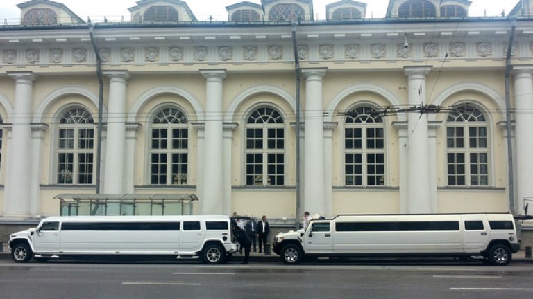 Тук огромните лимузини не се движат по една, а по две - понякога и повече