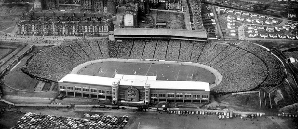 На север, в Шотландия, 149,415 фенове окупират "Хемпдън парк" за мача между Шотландия и Англия през 1937-а, а през 1954-а двата съперника събират 134,554. Това е кадър от 50-те.
