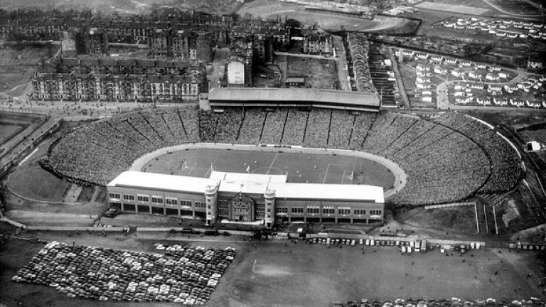 На север, в Шотландия, 149,415 фенове окупират "Хемпдън парк" за мача между Шотландия и Англия през 1937-а, а през 1954-а двата съперника събират 134,554. Това е кадър от 50-те.