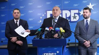 За миналата година трябваше да сме научили, че първото място в социологическо проучване не значи много на практика