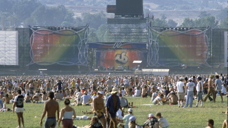 US Festival 1983 г. - за метъл деня се събират около 375 хил. души. 