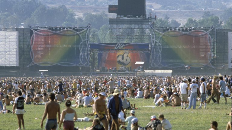 US Festival 1983 г. - за метъл деня се събират около 375 хил. души.