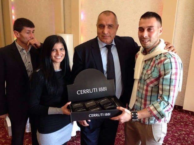 Продуктово позициониране имаше и по време на събитие на младежкия ГЕРБ, чиито активисти раздават подаръци - аксесоари от Cerruti с бродерия "ГЕРБ"