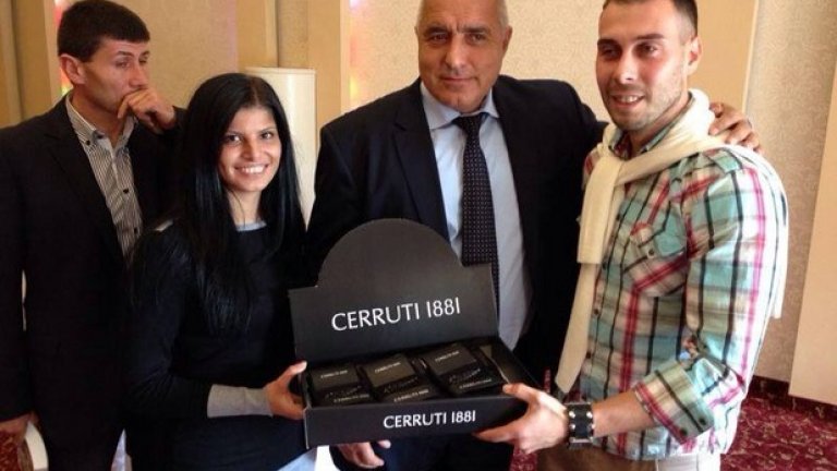 Продуктово позициониране имаше и по време на събитие на младежкия ГЕРБ, чиито активисти раздават подаръци - аксесоари от Cerruti с бродерия "ГЕРБ"