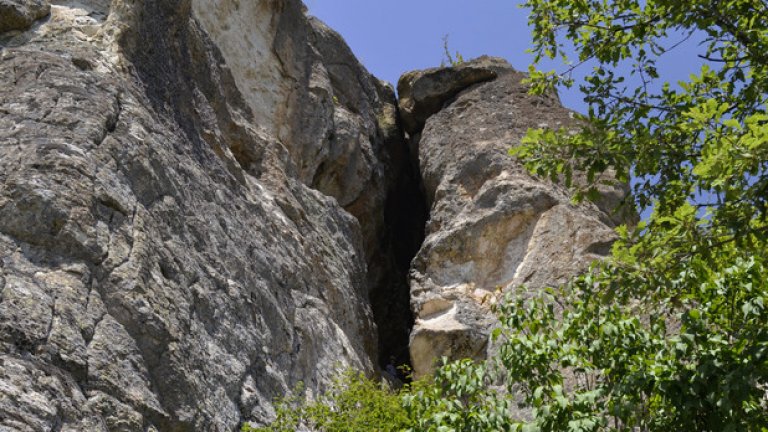 Процепът, зад който е пещера Утробата. Над нея си личат и няколко скални ниши.
