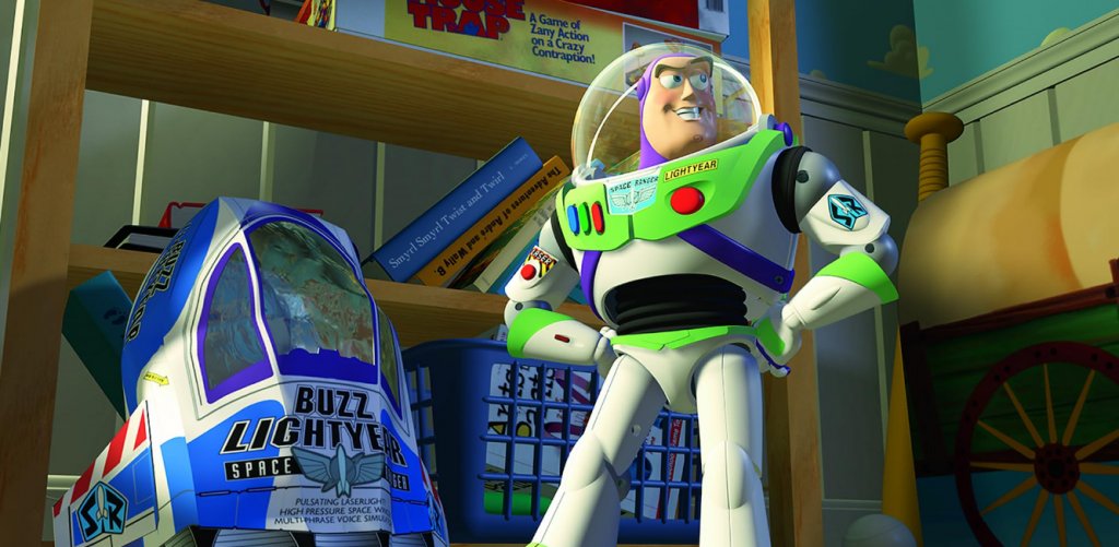 “Играта на играчките”
В първия филм “Играта на играчките” Баз Светлинна година е представен като герой, който не вярва, че е играчка. Той мисли, че е истински космически рейнджър. Но въпреки това Баз замръзва на място, подобно на останалите играчки, когато Анди влезе в стаята си. Защо ще го прави, ако наистина е убеден, че е космически рейнджър на мисия?