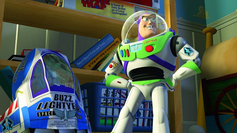 “Играта на играчките”
В първия филм “Играта на играчките” Баз Светлинна година е представен като герой, който не вярва, че е играчка. Той мисли, че е истински космически рейнджър. Но въпреки това Баз замръзва на място, подобно на останалите играчки, когато Анди влезе в стаята си. Защо ще го прави, ако наистина е убеден, че е космически рейнджър на мисия?