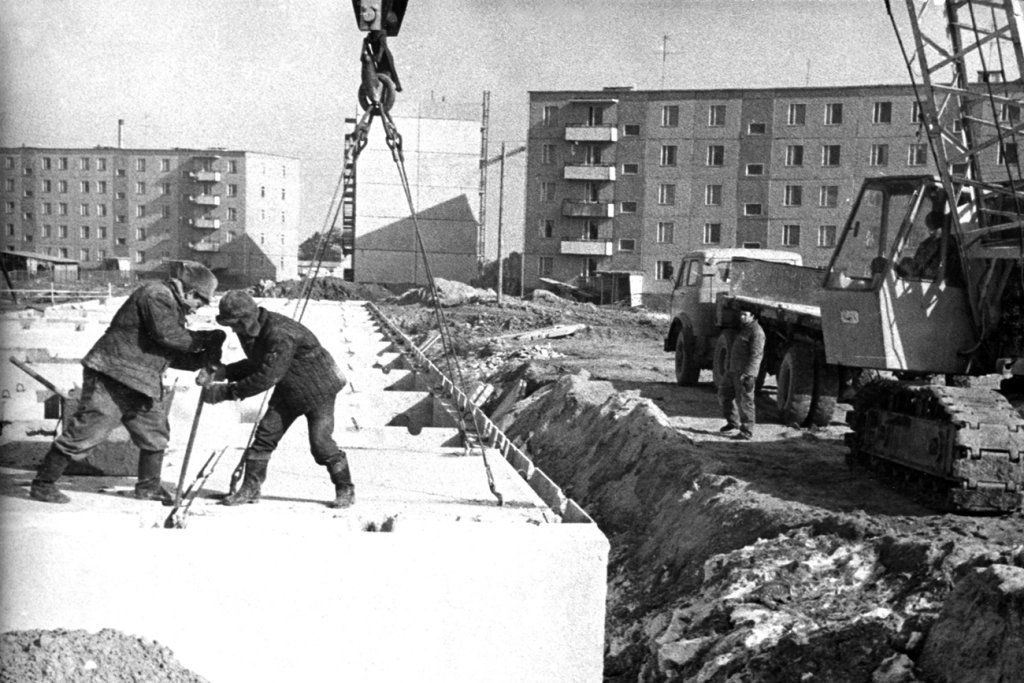 Намиращ се на 90 км от Киев, Припят е сравнително млад град. Основан е през 1970 г. За работниците в атомната електроцентрала в Чернобил, която е на 2 км от града. Припят е един от 24-те „атомни града“ в Съветския съюз. 