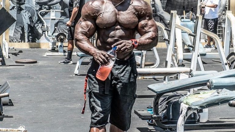 Неговото тяло стои релефно през цялата година без да навлиза в класическия за повечето културисти "период на омазняване".