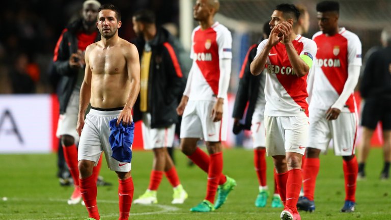 2. Реваншът е твърде удобен за „бианконерите”
Монако, със своите 21 гола в 10 мача от Шампионската лига, изглеждаше като страховит съперник поне до снощи, но бяха блокирани от Юве по същия начин, по който и Барселона. Французите стреляха 14 пъти към Буфон, само че 9 от ударите излязоха извън вратата. Причината е, че Ювентус просто не оставя противниците да стрелят необезпокоявани и от удобни позиции.
    
В реванша е най-вероятно сценарият да се повтори. Футболистите на Монако са прекрасни в атака, но Юве не е губил у дома цял сезон и е твърде опитен тим, за да играе наивно като миналите съперници на „монегаските” – Манчестър Сити и Борусия Дортмунд. „Старата госпожа” ще изчака французите да сгрешат в защита, което те рано или късно ще направят, а играчи като Игуаин и Дибала ще се възползват от това.