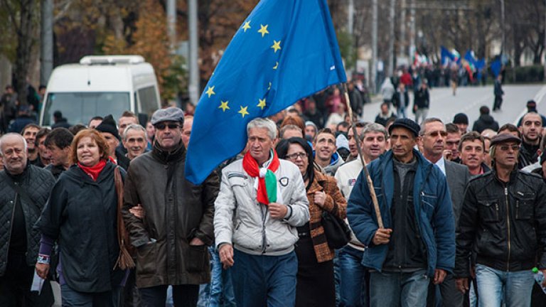 Активисти на ДПС, водени от депутата Ахмед Башев.