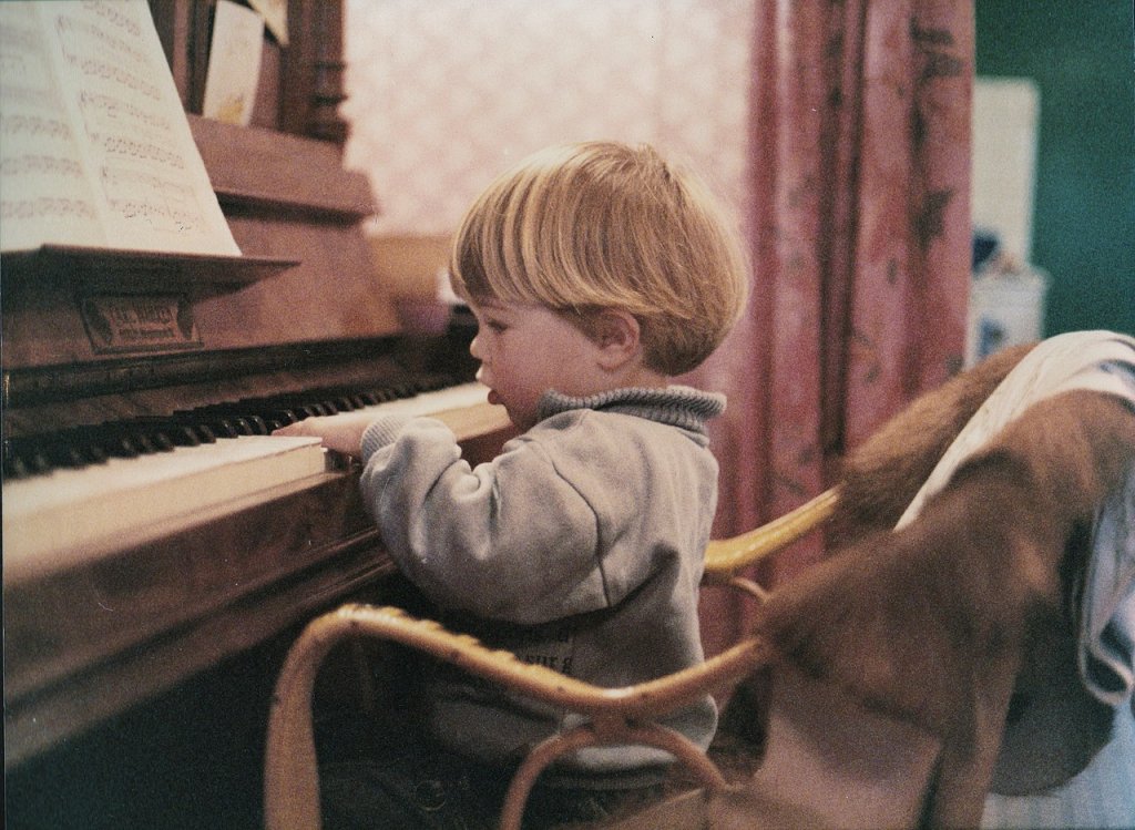 Child_playing_piano_-_1984-11-01
