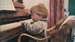 Child_playing_piano_-_1984-11-01
