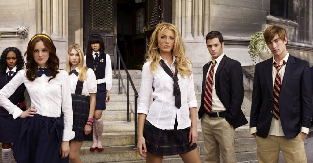 Gossip girl 
Една от любимите ни модерни cheesy класики за горен Ийст Сайд и неговите привилигировани барбита и техните кенове.  В края на март 2007-а звездата на Блейк Лайвли изгрява ярко, когато тя влиза в обувките на русата Серина ван дер Удсен, к