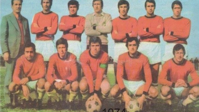 Йордан Кичеков (на долния ред, вдясно от капитана Христо Бонев) между Ботев и Локомотив (Пд)
Ако Христо Бонев е царят на пловдивското дерби, Йордан Кичеков е неговият трубадур според футболните хроникьори под Тепетата. В началото на 70-те години хасковлията първо носи екипа на Ботев, а след това забягва в другия градски отбор Локомотив. В историята на голямата битка между двата пловдивски гранда 1973 г. остава като „Годината на Кичеков“. През пролетта Кичека, както го наричат запалянковците, вкарва в последните минути гола за победата на Ботев с 1:0. През лятото на същата година нападателят преминава в Локомотив (Пд) срещу един апартамент, въпреки намръщените физиономии на запалянковците, които още не могат да му простят за пролетното поражение. На 8 септември Кичека им се реваншира, като забива хеттрик при историческата победа за Локомотив (Пд) над Ботев в градското дерби със 7:3. Скоро след това обаче се скарва с треньора Иван Манолов – Орела и се прибира обратно в Ботев, където всеопрощаващата публика приема завръщането на блудния син.