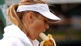 На шампионския US Open 2006 Мария Шарапова трябваше да обяснява защо е получава "наставления" от баща си и треньора си с банан