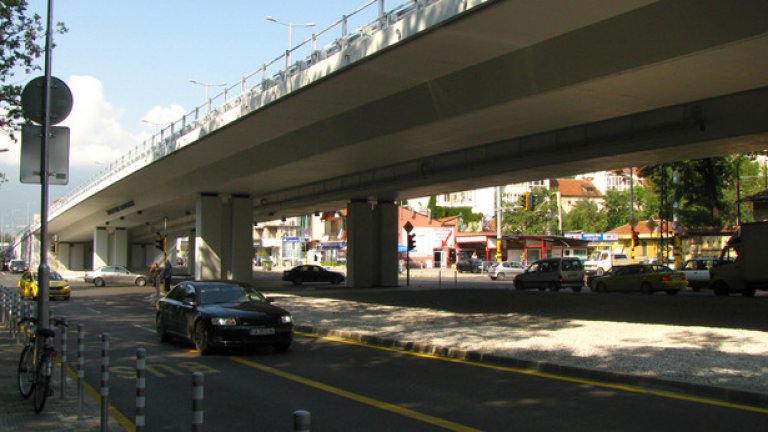 Кръгово движение също не може да има, тъй като през кръстовището минава трамвай и така трафикът много ще се усложни