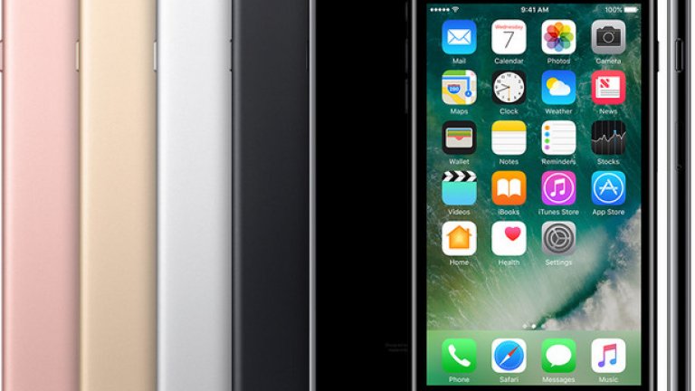 3. iPhone 7 Plus
+ Огромна мощност и безпроблемна работа
+ Отлична камера
- Много скъп 
- Няма слот за слушалки
В момента iPhone 7 Plus е най-добрият смартфон на Apple - предлага ви отлична мощност, водоустойчив корпус, не една, а две камери на гърба и гарантира безпроблемна работа. 
Вярно е, че използва същия дизайн като предходните модели. Вярно е и че Apple го лишиха от аудиожак за слушалки, но пък увеличиха цената му. Въпреки това - ако можете да си го позволите и имате безжични слушалки - това е вашият телефон. 
Камерата е едно от най-сериозните подобрения в сравнение с 6S Plus особено с новата функция за дълбочина на кадъра.