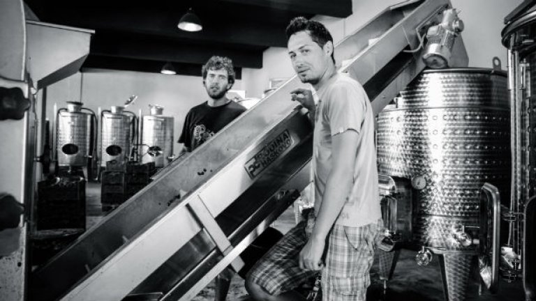 Едуард сам си прави етикетите на бутилките, като всеки един от тях по някакъв начин отразява съдържанието на съответното вино