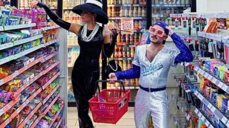 Кейт Бекинсейл 
Изящната Кейт Бекинсейл се маскира като Холи Голайти от емблематичния "Закуска в Тифани". До нея е кастинг директорът Джонатан Волук, който е близък приятел на актрисата и влиза в ролята на Елтън Джон.