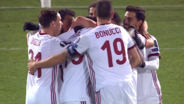 Играчите на Милан се радват след втория гол, паднал от ненужно причинена от Моци дузпа 