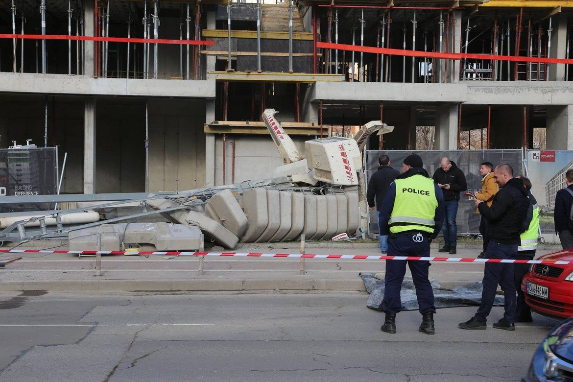 Строителен кран падна върху улица в "Младост 3"