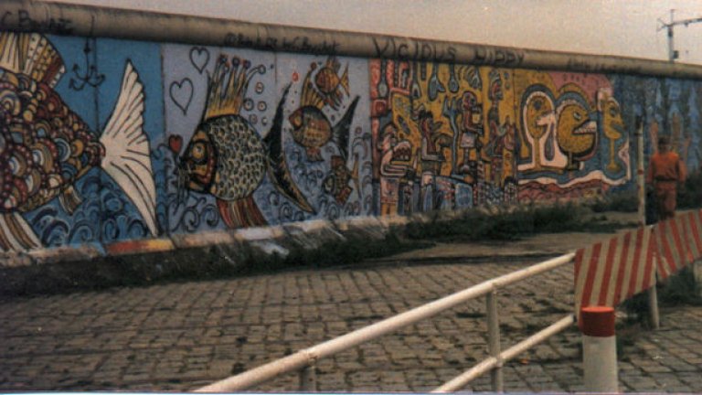 Берлинската стена е построена през 1961 година, за да спре хората, които масово бягат от източната част на Берлин на Запад.
