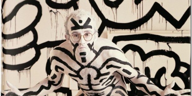 Само месеци преди да почине от СПИН през 1987-ма година, артистът с провокативните графити Кит Харинг застава пред камерата на Ани Лейбовиц за тази снимка.