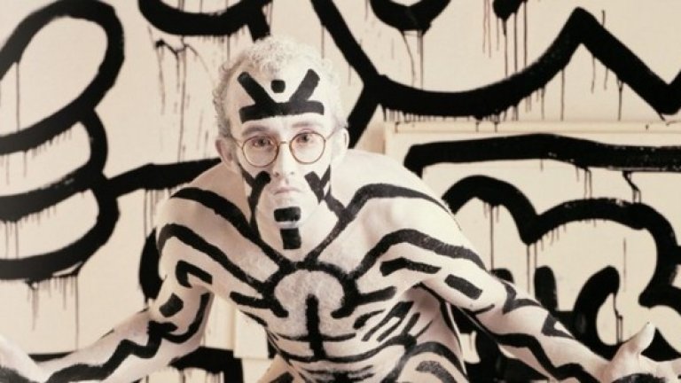 Само месеци преди да почине от СПИН през 1987-ма година, артистът с провокативните графити Кит Харинг застава пред камерата на Ани Лейбовиц за тази снимка.