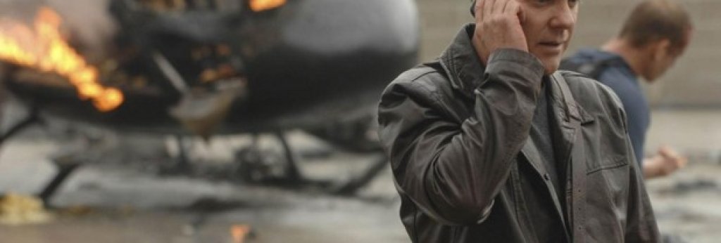 17. 24 / 24
Колко пъти трябва агент Джак Бауър да спаси света и то разполагайки само с 24 часа?
Толкова, колкото е нужно за да донесе печалба на Fox.
24 дебютира два месеца след атентатите от 11 септември 2001 г. и успя да яхне
вълната на страха от тероризъм и усещането за конспирации зад кулисите на голямата
политика. Вероятно част от успеха на сериала се е дължал и на желанието на
американците там някъде в правителствените агенции да има някой Джак Бауър,
който да направи всичко възможно за да спаси положението.
Така или иначе, първите три сезона бяха брилянтни и те залепяха за екрана. Но
безкрайните конспирации, които ставаха все по-евтино сглобени и шаблонният
брутализъм на Бауър изхабяваха енергията на сериала със страшна сила. Осем
регулярни сезона, един телевизионен филм и един специален сезон през 2014 г. бяха
твърде, твърде много.