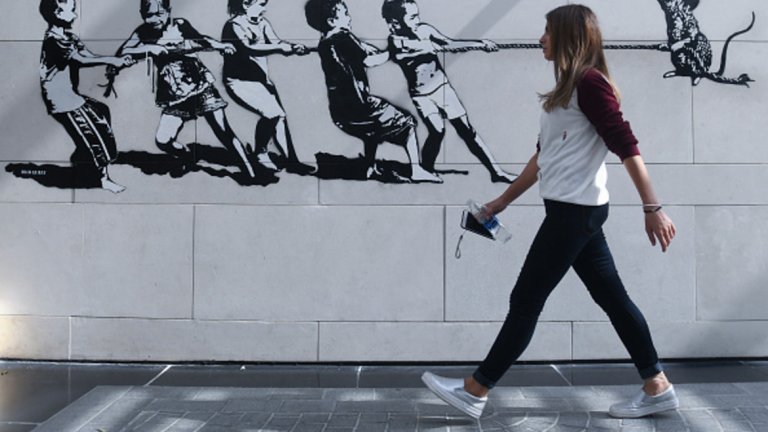 Blec Le Rat, Дубай 
Blec Le Rat е французин, чийто прякор идва от това, че започва кариерата си, рисувайки сцени с плъхове. Той смята, че плъховете са символ на свободата и нещо като посланици на уличното изкуство. 
Ако стилът ви изглежда познат – прави сте. Blec е основното вдъхновение на прословутия Banksy. На снимката – графит на Le Rat, сниман в Дубай този месец.