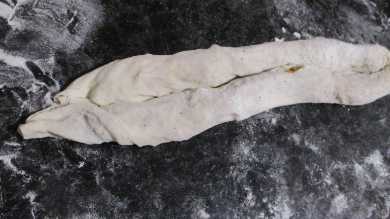 Необходимите продукти за Пресно точено: 
Две шепи брашно
Щипка сол
Хладка вода
Забележка - шепа по банатски е загребаното с две ръце, а с една длан е мярка "кривач"