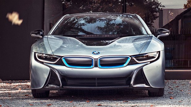 BMW i8
Новите технологии намериха най-красивата си форма, няма нужда авангардните коли да са странни или скучни. Тук дизайнът допълва прекрасно изживяването при шофирането.