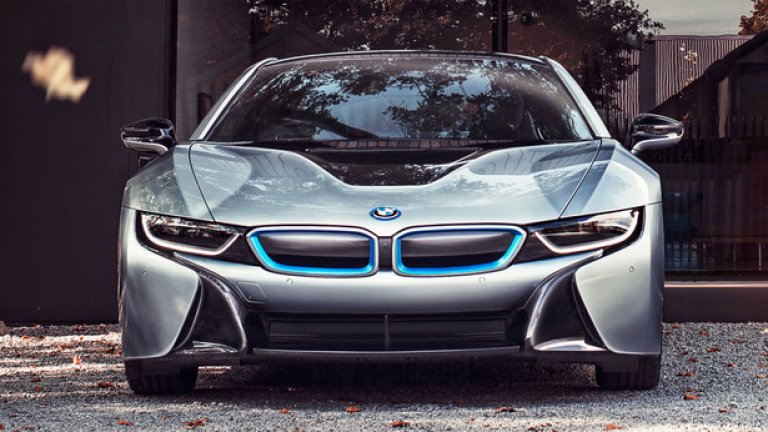 BMW i8
Новите технологии намериха най-красивата си форма, няма нужда авангардните коли да са странни или скучни. Тук дизайнът допълва прекрасно изживяването при шофирането.