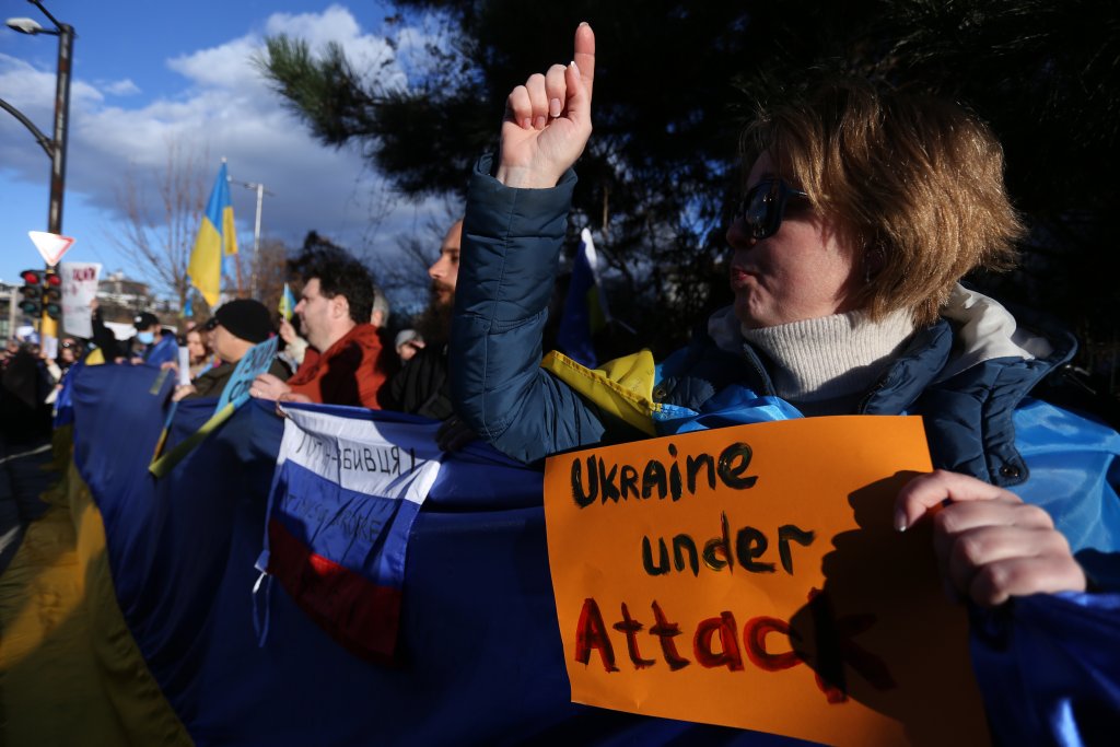 Протест срещу войната в Украйна пред руското посолство (Снимки и видео)