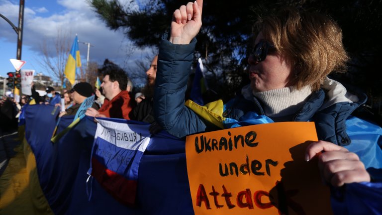 Протест срещу войната в Украйна пред руското посолство (Снимки и видео)