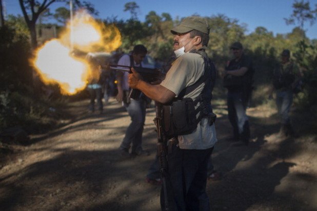 Член на група за самозащита пробва оръжието си в щата Мичоакан, Мексико през януари, 2014-та. Въпреки някои успехи, които местните граждани отбелязват във войната срещу мафиотския картел Кабаиерос Темплариос, техните усилия в общ план изглеждат по-скоро обречени на неуспех. Властта над производството на авокадо, лайм и манго в Мичоакан принадлежи на мафията