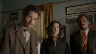 Триото Бейл, Роби и Уошингтон играят в комедия от грешки