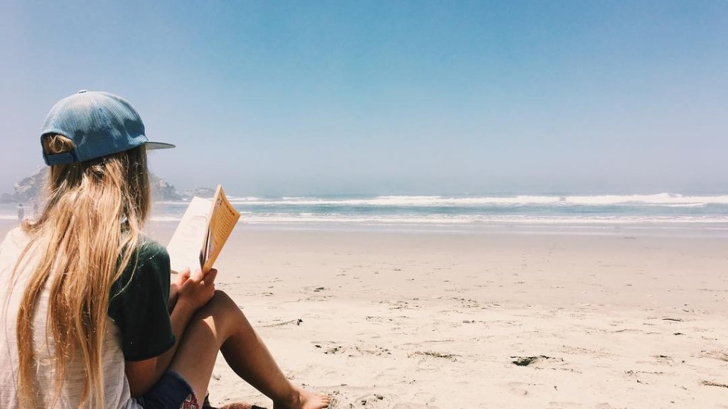 момиче чете книга, книги, лято, слънце, море, плаж, вълни, пясък, почивка, ваканция