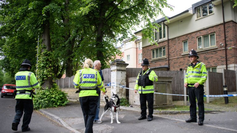 Трима души бяха арестувани в южната част на Манчестър в процеса на разследване на атентата, който причини смъртта на 22-ма души