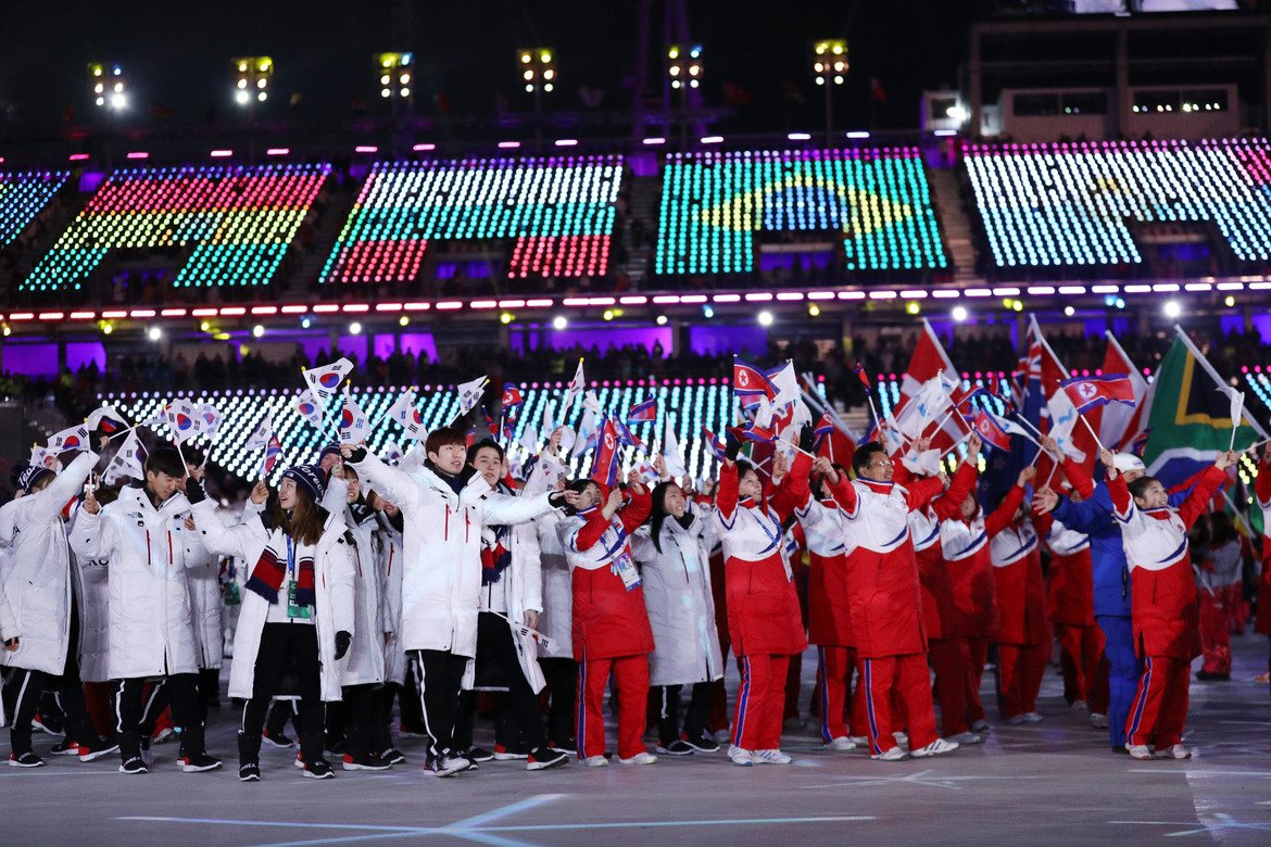 Неонови светлини на трибуните сформираха знамената на всички страни-участнички на Олимпиадата 