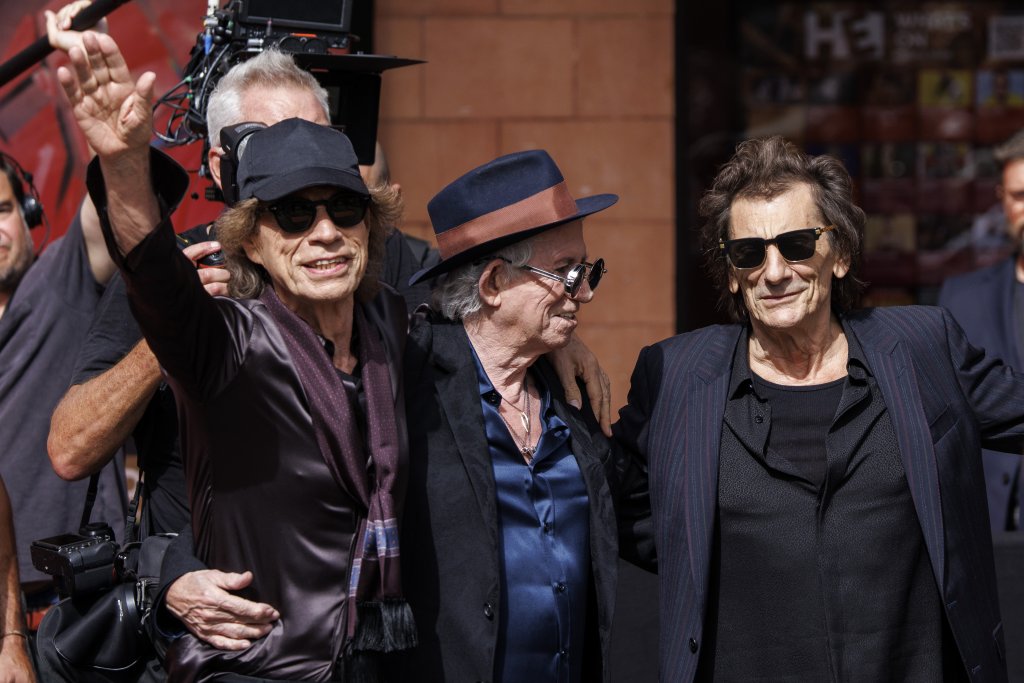 Членовете на Rolling Stones Мик Джагър, Кийт Ричардс и Рони Ууд поздравяват феновете си по време на официалното представяне на новия албум на групата "Hackney Diamonds" в Лондон.
Дата: 06 септември 2023 г.