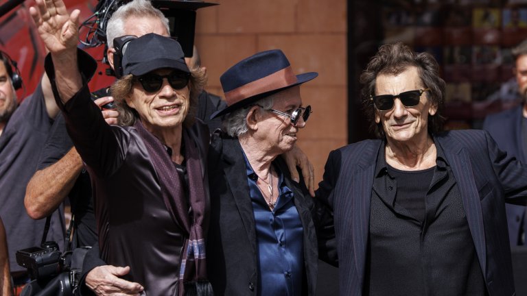 Членовете на Rolling Stones Мик Джагър, Кийт Ричардс и Рони Ууд поздравяват феновете си по време на официалното представяне на новия албум на групата "Hackney Diamonds" в Лондон.
Дата: 06 септември 2023 г.
