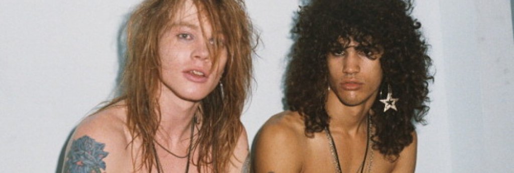 Слаш срещу Аксел Роуз

Двете лица на Guns N' Roses са в дълбок конфликт от години. Според някои всичко започва още през 1991 г., когато Слаш прави китарно соло за песента Black or White на Майкъл Джексън. По това време обвиненията срещу Джексън в блудство с деца са точно в разгара си. Според бившия мениджър на бандата Дъг Голдстийн, Аксел Роуз, който твърди, че като малък е бил насилван от баща си, се чувства предаден по някакъв начин от колегата си. Той си отмъщава още през същата година, когато при записите на "Sympathy for the Devil" (кавър на Rolling Stones) за саундтрака на "Интервю с вампир" замества Слаш с Пол Хюдж.

Разривът се задълбочава, когато Аксел Роуз придобива правата върху името на групата, приравнявайки останалите членове до нивото на наемни музиканти. Така през 1996 г. Слаш обявява, че напуска бандата, а Аксел - че го е уволнил, тъй като е загубил истинския си рокаджийски дух. Двамата не си говорят около две десетилетия, изпъстрени с разнообразни обиди и подмятания като китаристът дори не присъства на церемонията по приемането на Guns N' Roses в Rock and Roll Hall of Fame през 2014 г. Като причина за отсъствието си той споменава, че Аксел просто "го мрази в червата". През 2016 г. обаче двамата очевидно заравят томахавката и обявяват, че Слаш ще участва в американското турне на Guns N'Roses редом до Аксел, което става и едно от най-неочакваните примирия в музикалната индустрия.