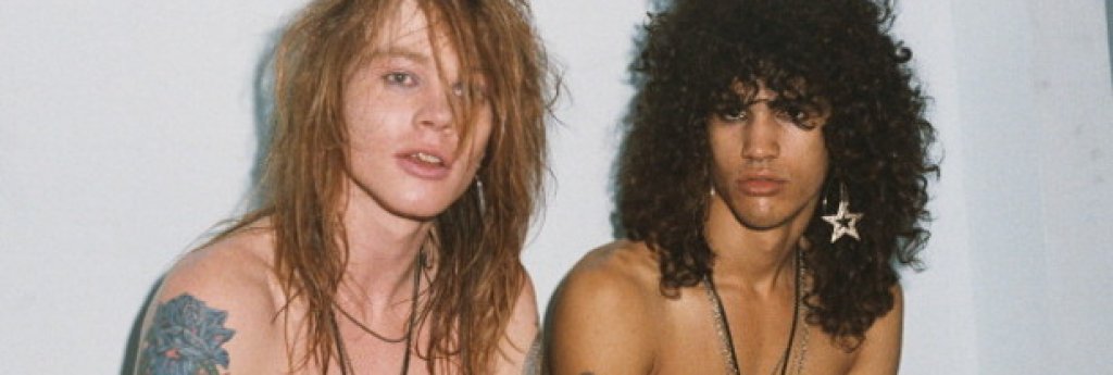 Слаш срещу Аксел Роуз
Двете лица на Guns N' Roses са в дълбок конфликт от години. Според някои всичко започва още през 1991 г., когато Слаш прави китарно соло за песента Black or White на Майкъл Джексън. По това време обвиненията срещу Джексън в блудство с деца са точно в разгара си. Според бившия мениджър на бандата Дъг Голдстийн, Аксел Роуз, който твърди, че като малък е бил насилван от баща си, се чувства предаден по някакъв начин от колегата си. Той си отмъщава още през същата година, когато при записите на "Sympathy for the Devil" (кавър на Rolling Stones) за саундтрака на "Интервю с вампир" замества Слаш с Пол Хюдж.
Разривът се задълбочава, когато Аксел Роуз придобива правата върху името на групата, приравнявайки останалите членове до нивото на наемни музиканти. Така през 1996 г. Слаш обявява, че напуска бандата, а Аксел - че го е уволнил, тъй като е загубил истинския си рокаджийски дух. Двамата не си говорят около две десетилетия, изпъстрени с разнообразни обиди и подмятания като китаристът дори не присъства на церемонията по приемането на Guns N' Roses в Rock and Roll Hall of Fame през 2014 г. Като причина за отсъствието си той споменава, че Аксел просто "го мрази в червата". През 2016 г. обаче двамата очевидно заравят томахавката и обявяват, че Слаш ще участва в американското турне на Guns N'Roses редом до Аксел, което става и едно от най-неочакваните примирия в музикалната индустрия.