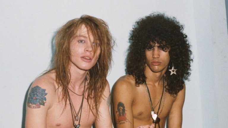 Слаш срещу Аксел Роуз
Двете лица на Guns N' Roses са в дълбок конфликт от години. Според някои всичко започва още през 1991 г., когато Слаш прави китарно соло за песента Black or White на Майкъл Джексън. По това време обвиненията срещу Джексън в блудство с деца са точно в разгара си. Според бившия мениджър на бандата Дъг Голдстийн, Аксел Роуз, който твърди, че като малък е бил насилван от баща си, се чувства предаден по някакъв начин от колегата си. Той си отмъщава още през същата година, когато при записите на "Sympathy for the Devil" (кавър на Rolling Stones) за саундтрака на "Интервю с вампир" замества Слаш с Пол Хюдж.
Разривът се задълбочава, когато Аксел Роуз придобива правата върху името на групата, приравнявайки останалите членове до нивото на наемни музиканти. Така през 1996 г. Слаш обявява, че напуска бандата, а Аксел - че го е уволнил, тъй като е загубил истинския си рокаджийски дух. Двамата не си говорят около две десетилетия, изпъстрени с разнообразни обиди и подмятания като китаристът дори не присъства на церемонията по приемането на Guns N' Roses в Rock and Roll Hall of Fame през 2014 г. Като причина за отсъствието си той споменава, че Аксел просто "го мрази в червата". През 2016 г. обаче двамата очевидно заравят томахавката и обявяват, че Слаш ще участва в американското турне на Guns N'Roses редом до Аксел, което става и едно от най-неочакваните примирия в музикалната индустрия.