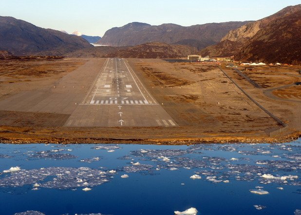 8. Летище Нарсасуак, Гренландия

Едно от най-трудните летища за кацане в света, тъй като пилотите трябва да се справят с фиордите в околността. В най-спокойните дни от годината, самолетите трябва да се справят с тежка турбуленция, причинена от сблъсъка на топли и студени въздушни маси.