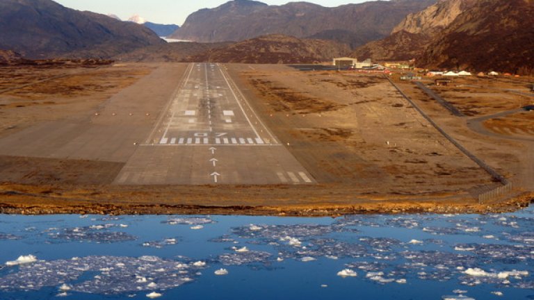 8. Летище Нарсасуак, Гренландия

Едно от най-трудните летища за кацане в света, тъй като пилотите трябва да се справят с фиордите в околността. В най-спокойните дни от годината, самолетите трябва да се справят с тежка турбуленция, причинена от сблъсъка на топли и студени въздушни маси.